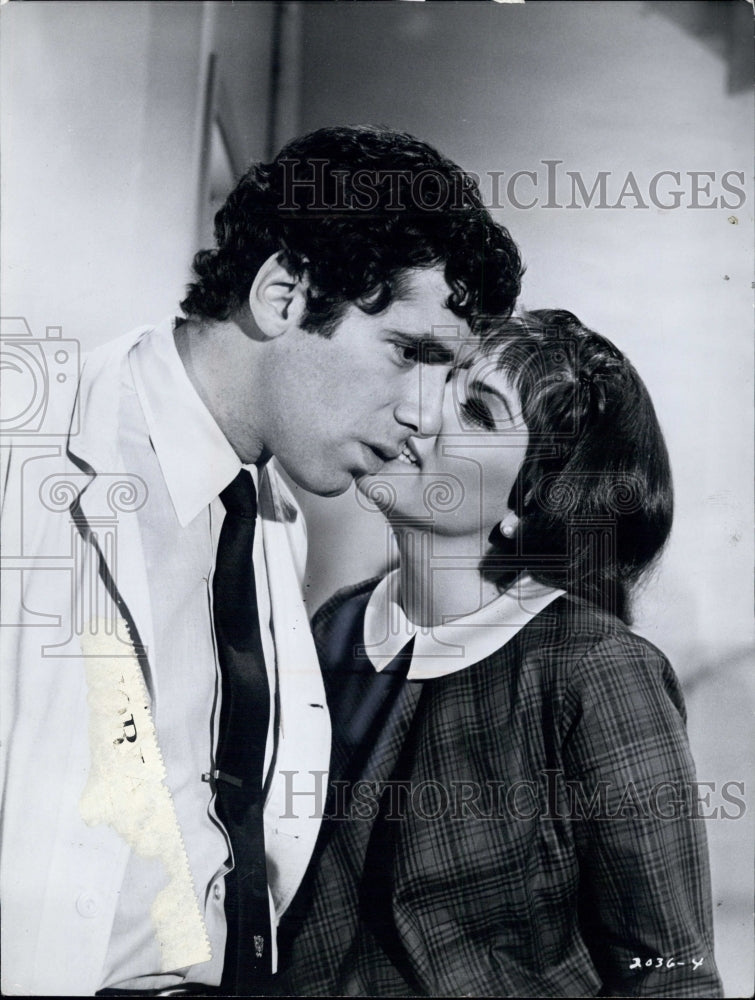 1971 Press Photo Actress Brenda Vaccaro and Actor Elliot Gould. - Historic Images