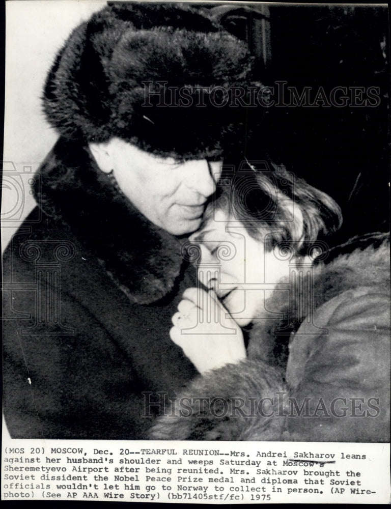 1975 Press Photo Mrs Andrei Sakharov and husband - Historic Images