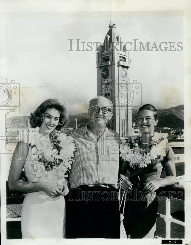 1960 Press Photo Carl Dudley is flanked by two actress - Historic Images