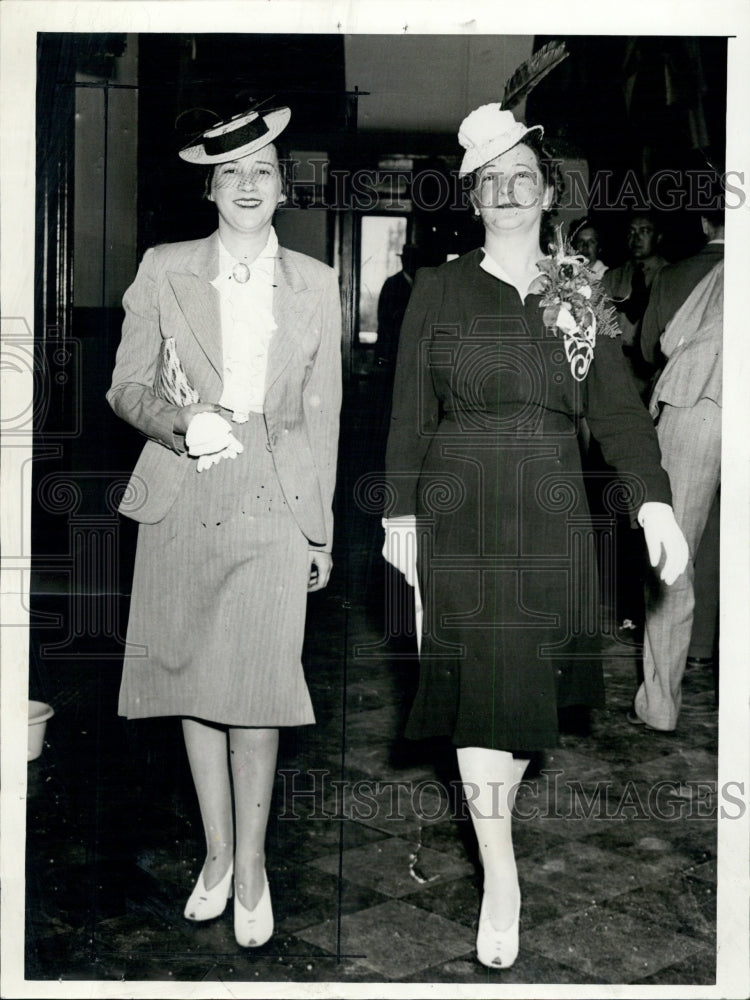 1941 Press Photo Mrs.Elizabeth Mayo & sister at Dr. Luverne Joss Murder trial - Historic Images