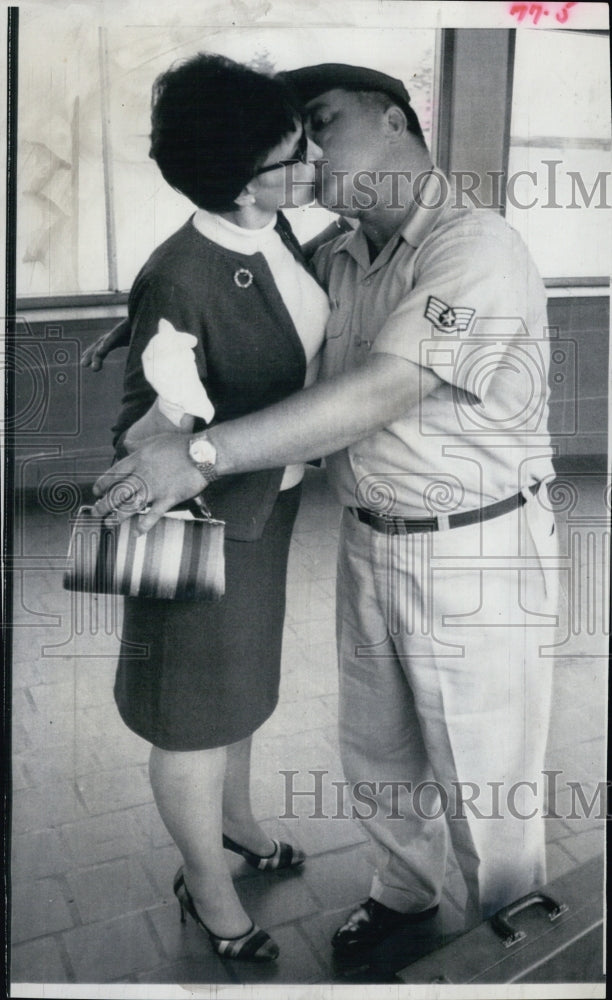 1969 Press Photo Sgt. Cleamon Faulkner Hardly Recognizes Wife After Weight Loss - Historic Images