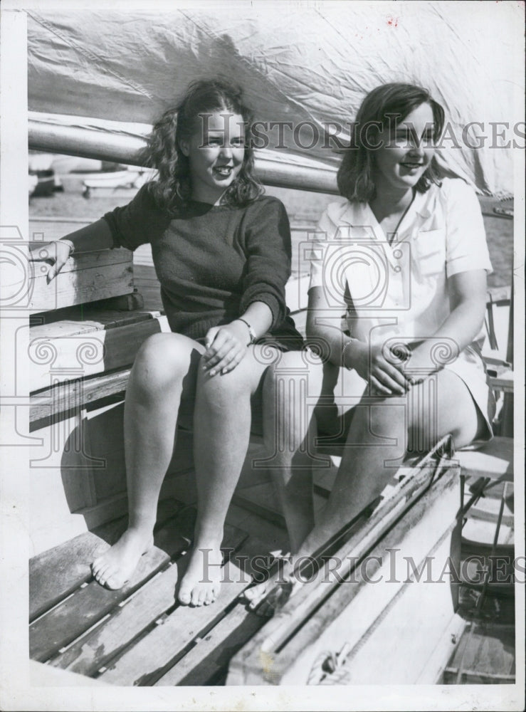 1946 Press Photo Charlotte Hodgkinson and Joan Lyman sailing - Historic Images