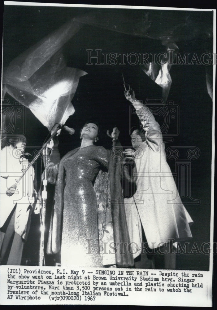 1967 Press Photo Opera Singer Marguerite Piazza Singing in the Rain - Historic Images