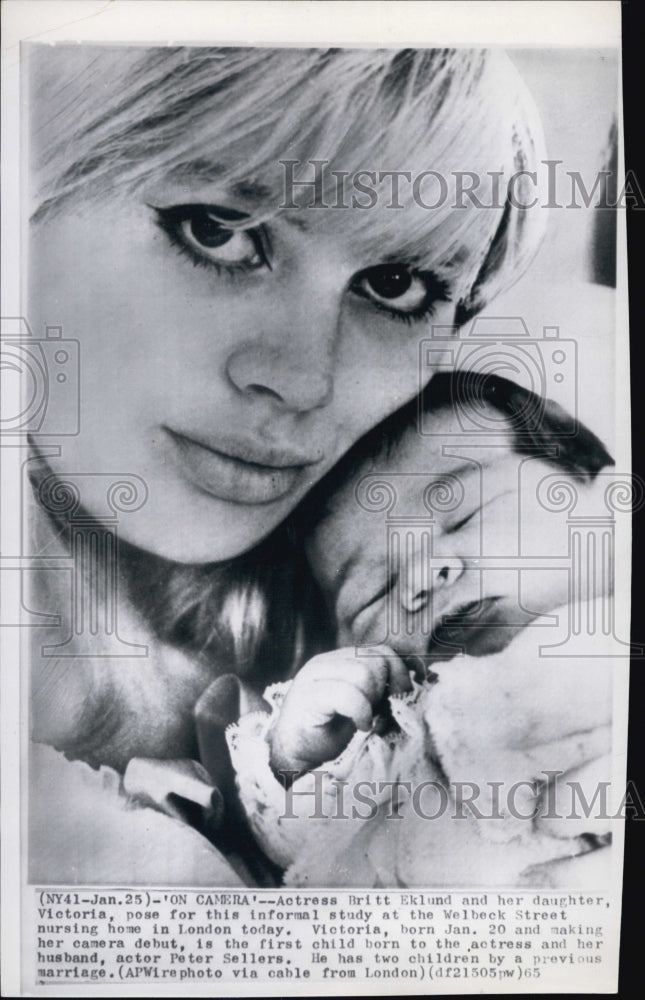 1965 Press Photo Swedish Actress Britt Eklund &amp; Daughter, Victoria - Historic Images