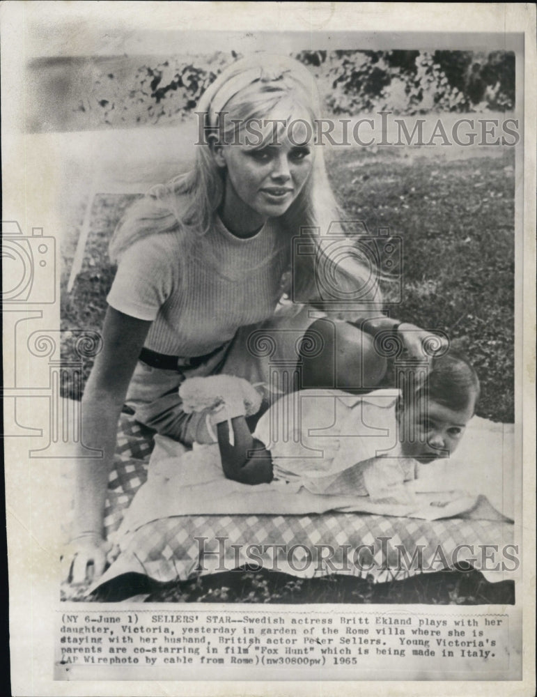 1965 Press Photo Swedish Actress Britt Eklund &amp; Daughter Victoria - Historic Images