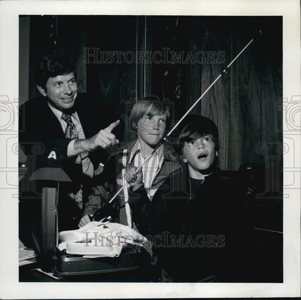1973 Press Photo Sheriff Thomas Eisenstadt Gives Angler Pointers to Youngsters - Historic Images