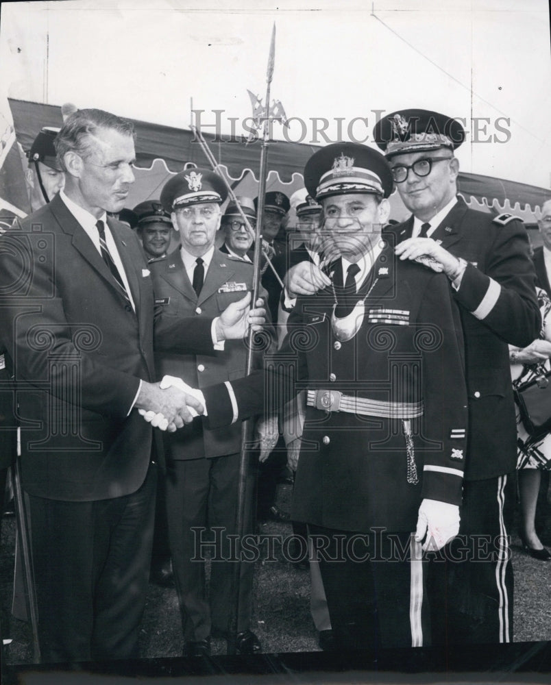 1968 Press Photo Maj. Gen. Joseph Ambrose Honors Capt. Nicholas Elias With Medal - Historic Images