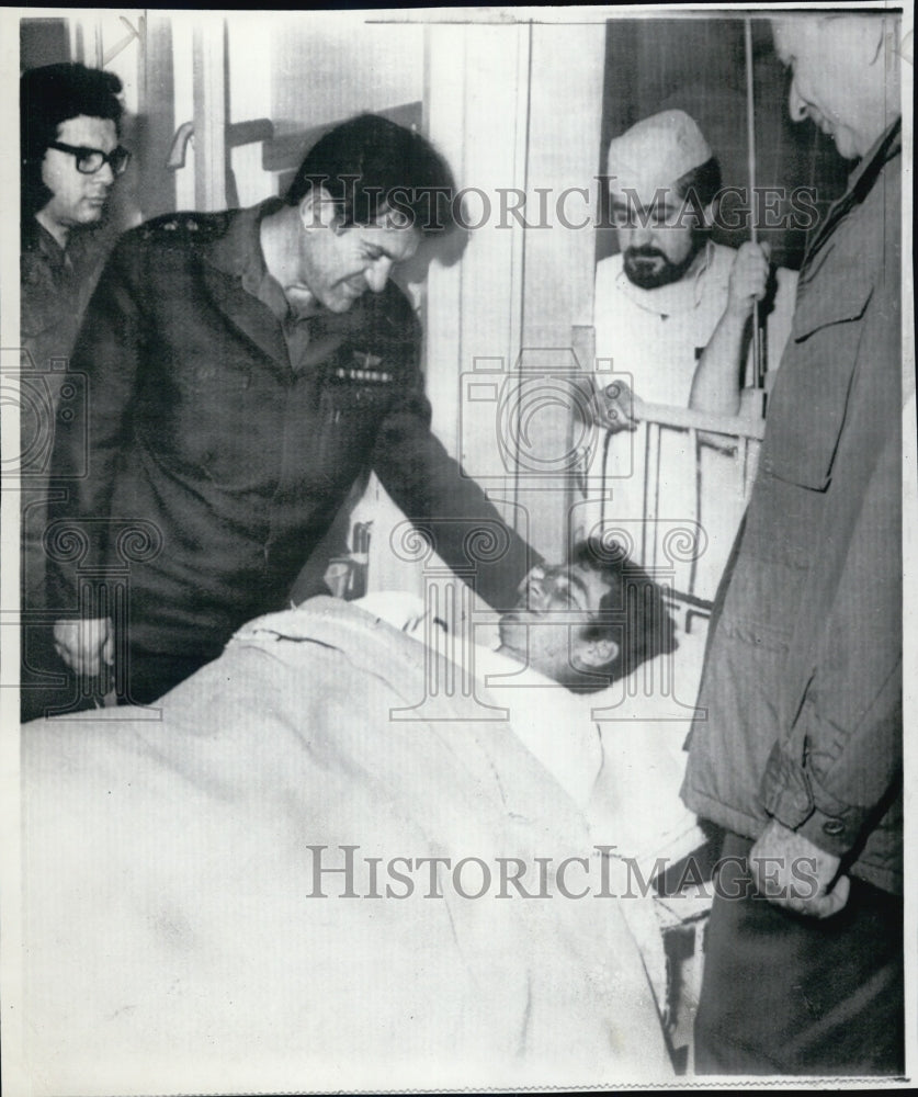 1973 Press Photo Israel Chief of Staff David Elazar visits wounded - Historic Images