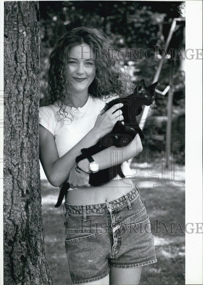 1996 Press Photo Actress Michelle Stanley with Her Cat - Historic Images
