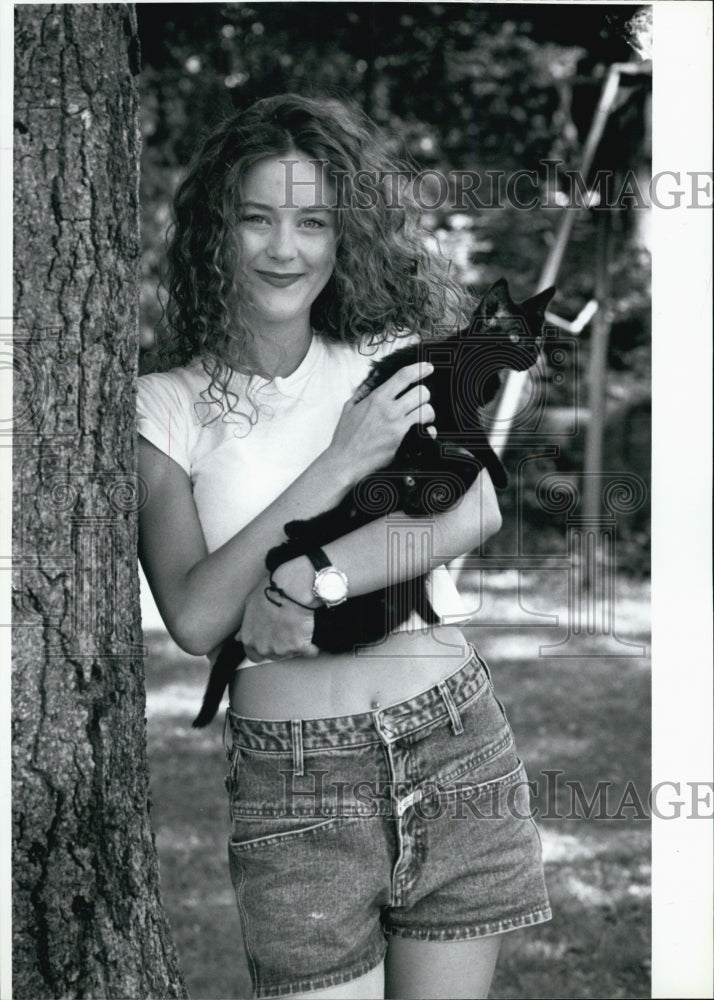 1996 Press Photo Actress Michelle Stanley with Her Cat - Historic Images
