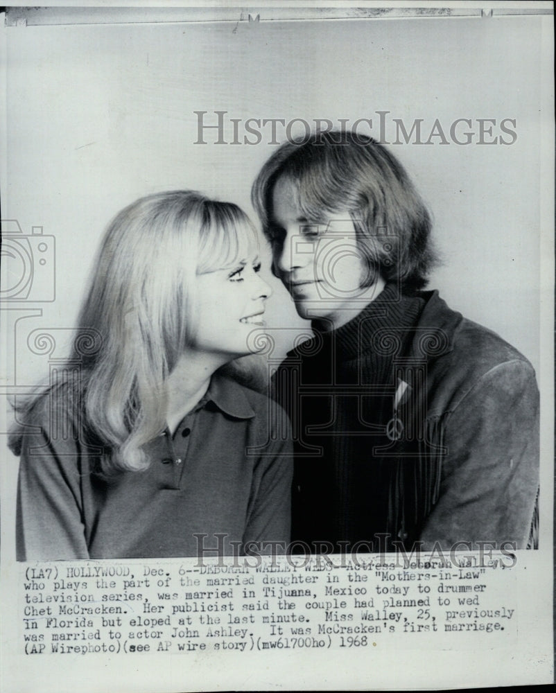 1968 Press Photo Actress Deborah Walley married to drummer Chet McCracken - Historic Images