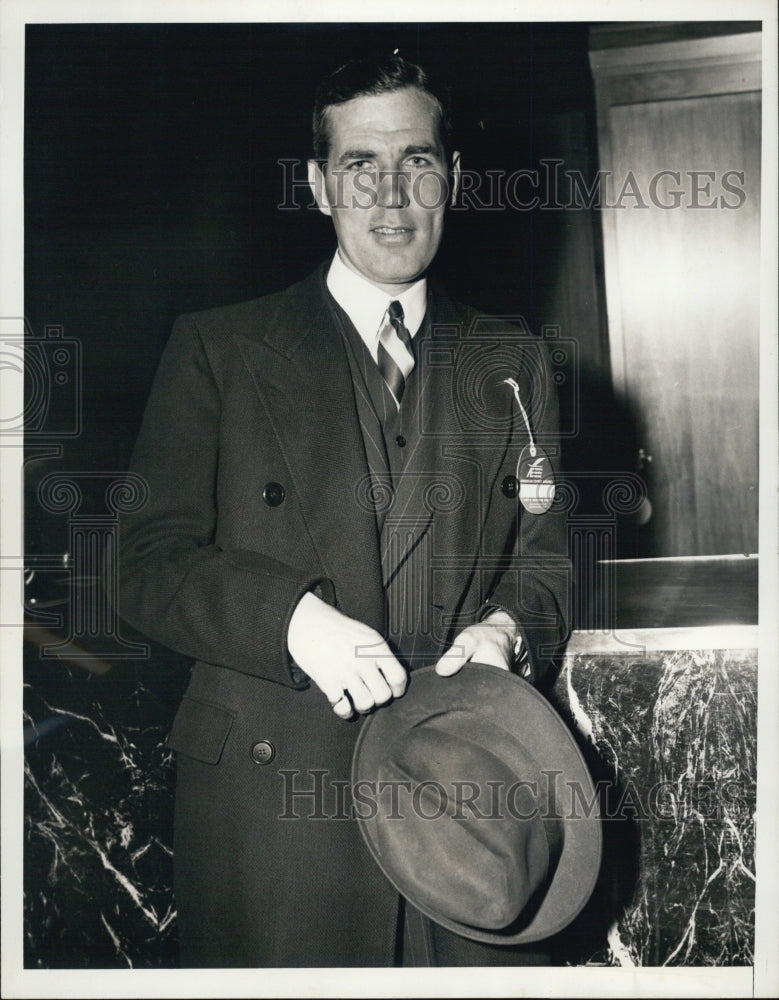 1943 Press Photo George McCullagh observed comradship between English &amp; American - Historic Images