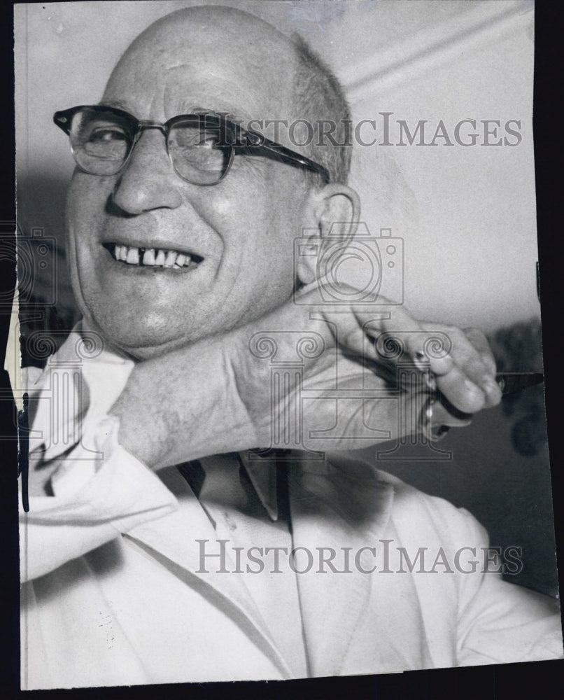 1957 Press Photo Barber Dominic Mercurio from Italy - Historic Images