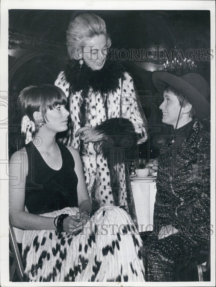 1969 Press Photo Mrs. George Plimpton with Mrs. James Munro, Mrs. William Lane. - Historic Images