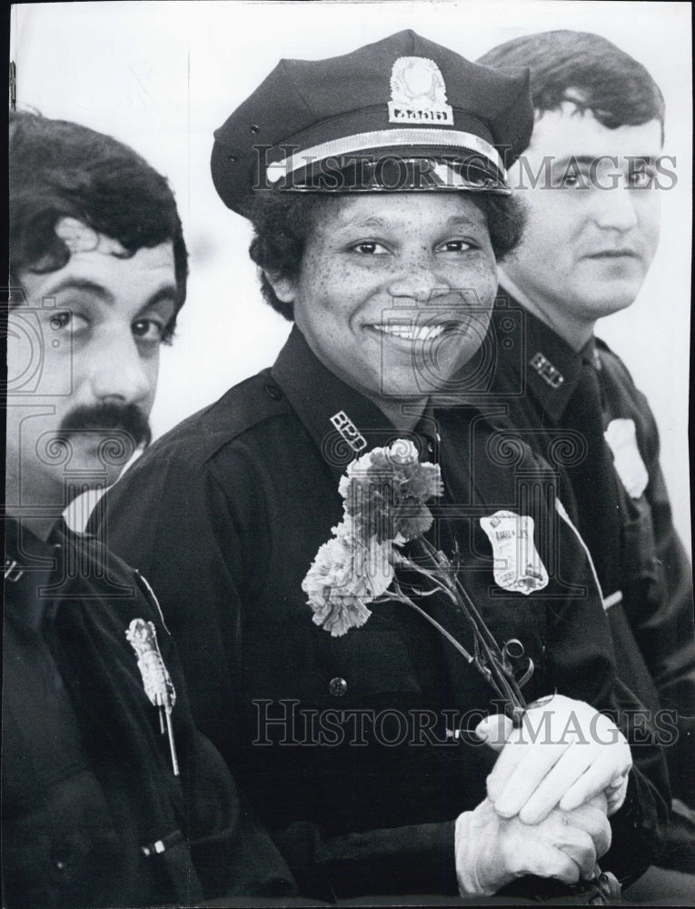 1976 Press Photo Laura D. McCotrell Boston policewoman. - Historic Images