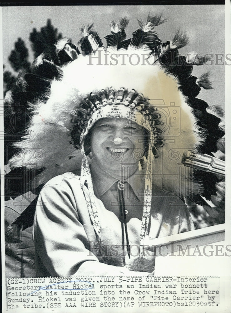 1970 Press Photo Interior Secretary Walter Hickel sports an Indian war bonnett - Historic Images