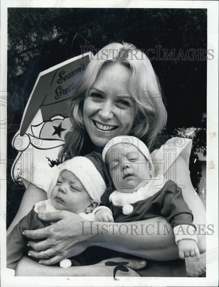 1972 Press Photo Shelby Hiatt and her twin sons Darren Douglas &amp; Brett Howard - Historic Images