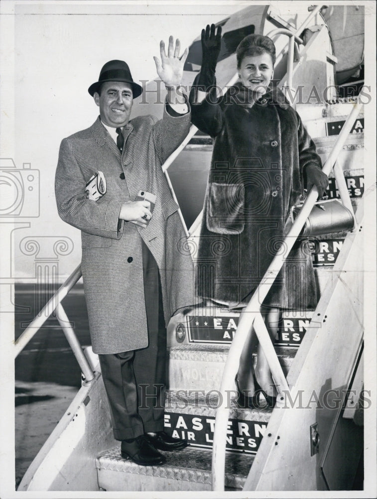 1963 Press Photo Robert Hewitt, President of Yankee Dodge, and Mrs, Hewitt - Historic Images