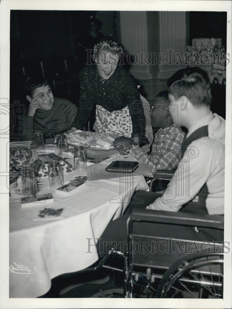 1954 Press Photo Mrs. George Hearst gives party for Muscular Dystrophy children - Historic Images