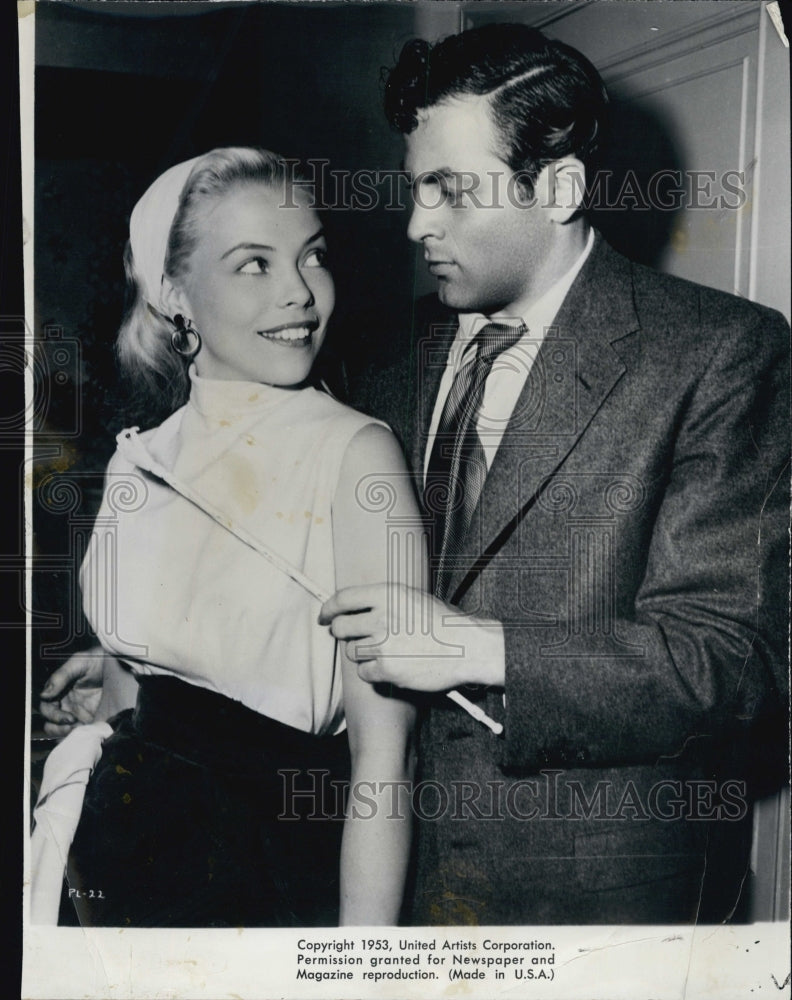 1954 Press Photo Biff Elliot & One of the Seite Twins in I The Jury - Historic Images