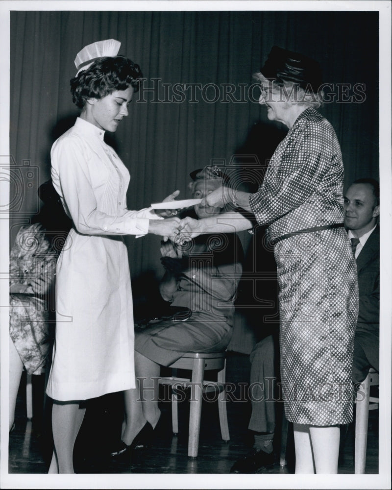 1963 Press Photo Janet Boardman Platt received Hospital Aid Award - Historic Images