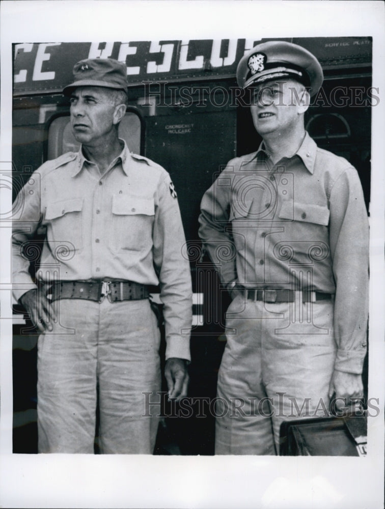 1951 Press Photo ajor Gen Henry Hodes(L) &amp; Rear Admiral Arleigh Burke - Historic Images