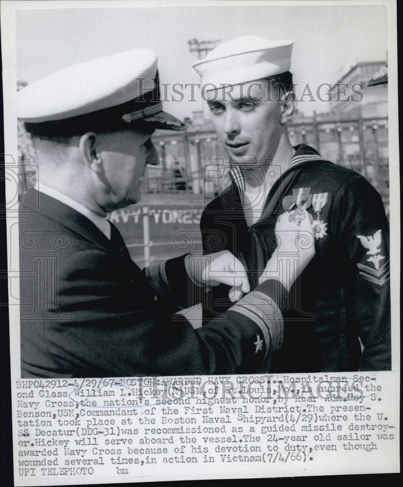 1967 Press Photo Hospitalman Second Class William L.Hickey Awarded Navy Cross - Historic Images