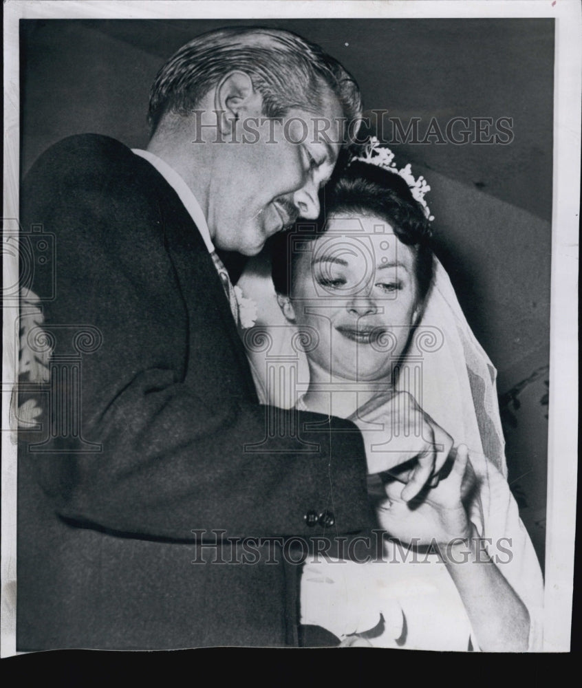 1960 Press Photo Vincent Hillyer &amp; Milly Vitale during their marriage ceremony - Historic Images