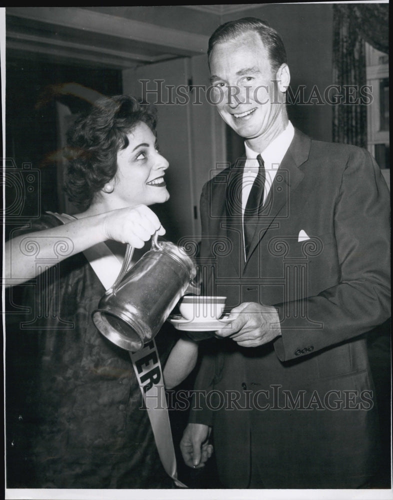 1958 Press Photo Phyllis Roberts pours Christian Herter, Jr. a cup of coffee - Historic Images