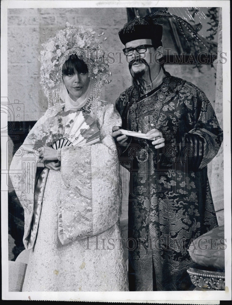 1968 Press Photo Barbara Feldon &amp; Dick Smothers on his Comedy Hour - Historic Images