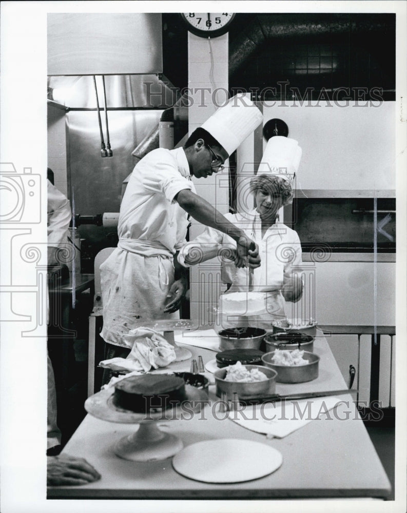 Press Photo Donna Lee, Writer at Cake Decorating Class - Historic Images