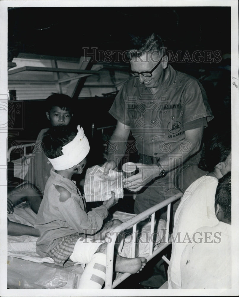 1969 Press Photo Da Nang Medical Center Cmdr JJ Lee and patients - Historic Images