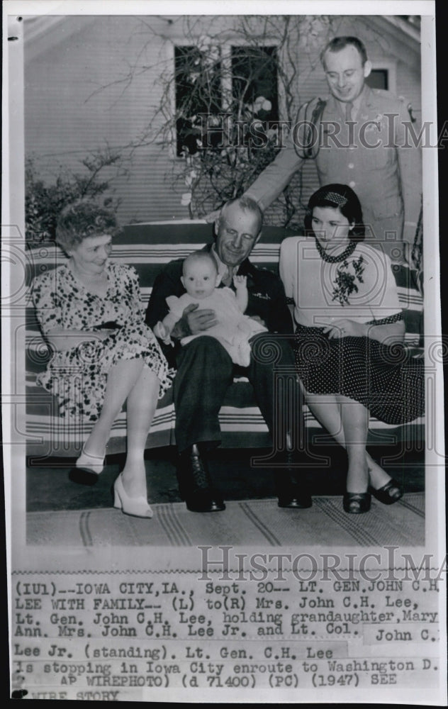 1947 Press Photo Lt General John Lee with Family - Historic Images