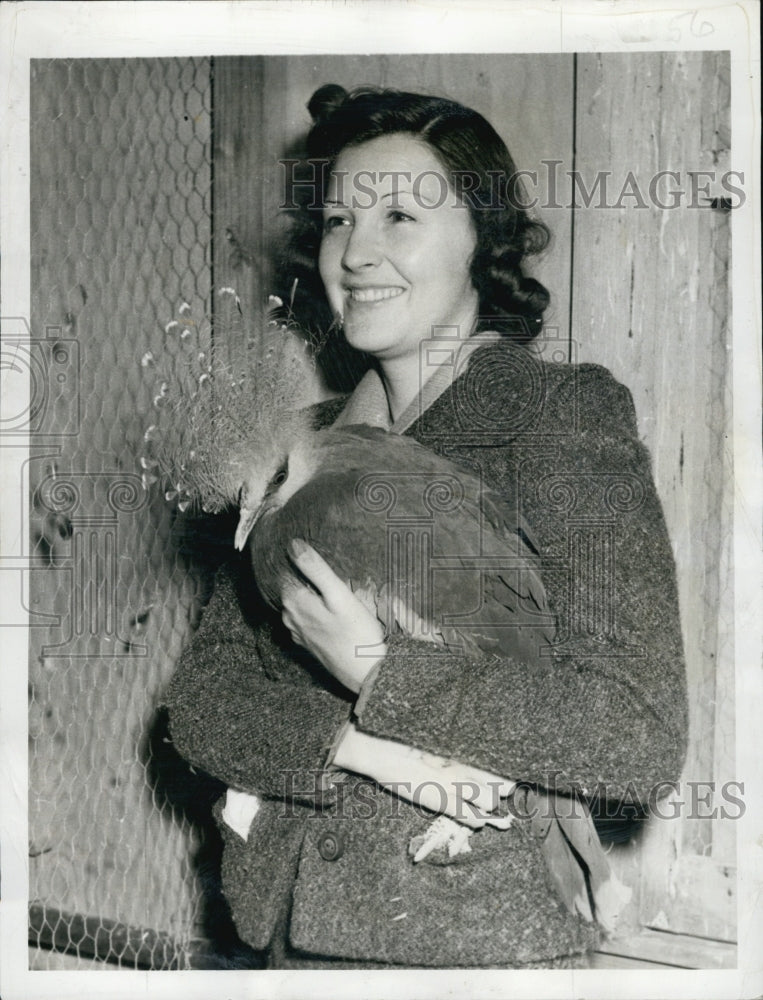 1939 Press Photo Mrs Phil Plant and a pigeon - Historic Images