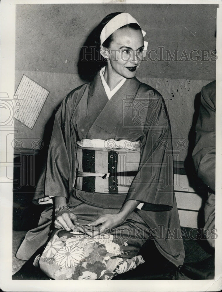 1956 Press Photo Mrs. William Randolph Hearst, Jr. shown in Japanese Garb - Historic Images