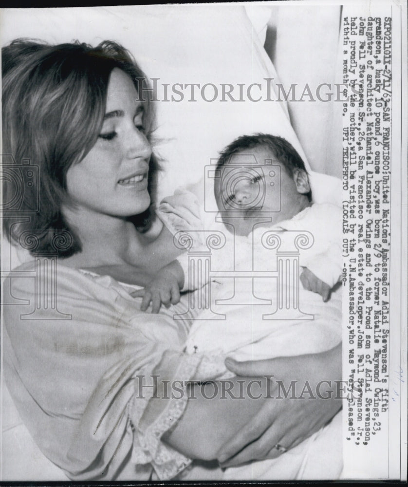 1963 Press Photo Grandson of UN Amb. Adlai Stevenson with mother Natalie Raymono - Historic Images