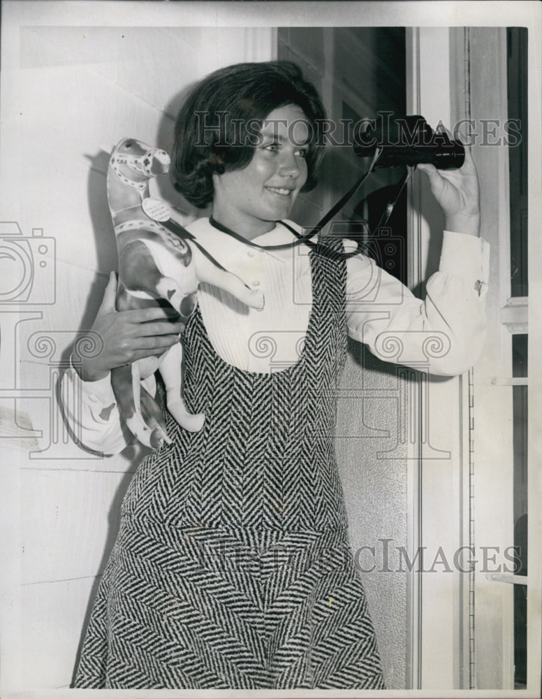 1964 Press Photo Carol Ann Lee and a souvenier horse - Historic Images