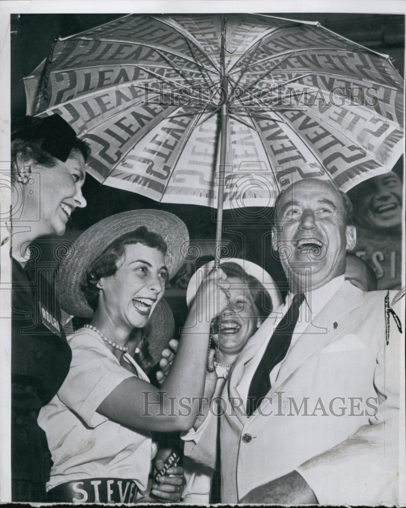 1956 Press Photo Jedlai Stevenson With Group Of People - Historic Images