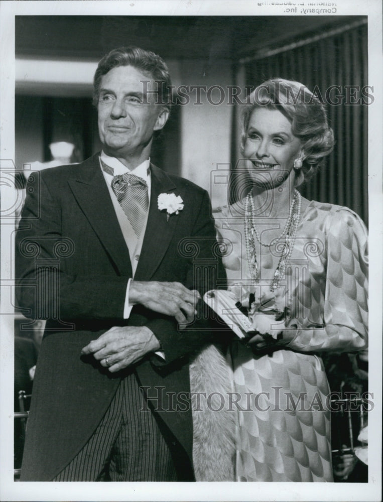 1984 Press Photo Actor Robert Stack and a unknown actress - Historic Images