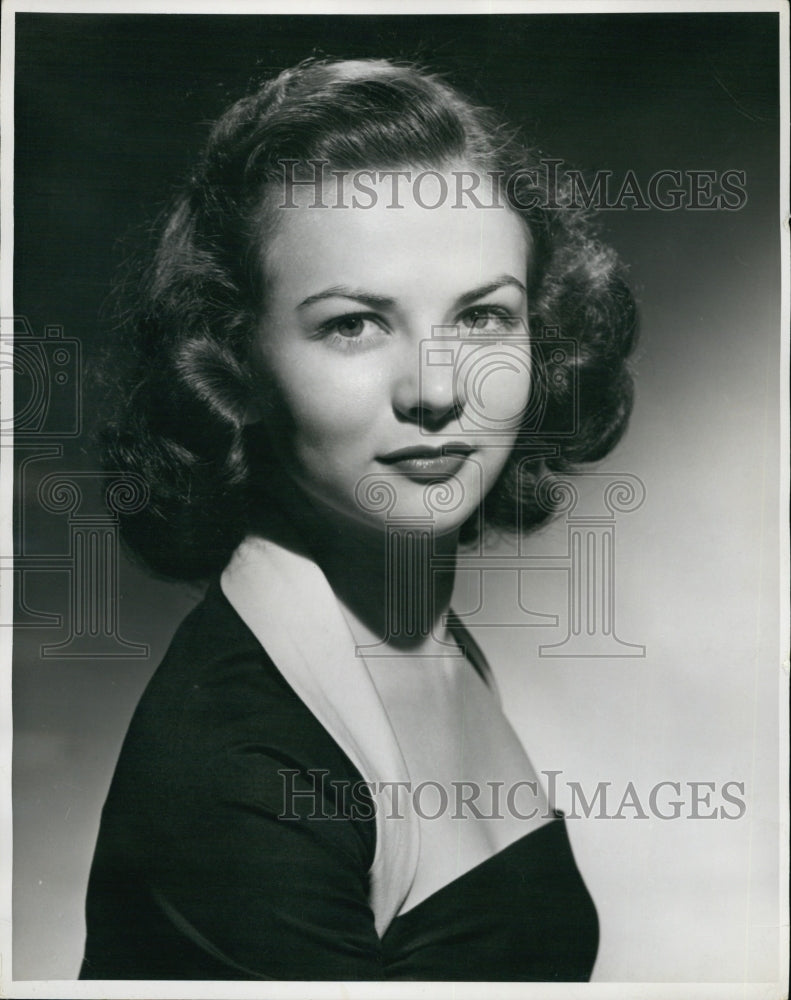 Press Photo Patty Holder - Historic Images