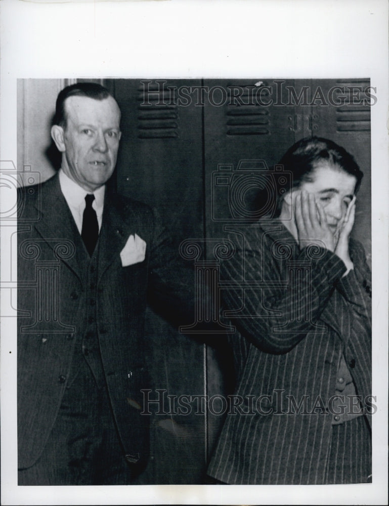 1946 Press Photo Mrs. Sonya Leggett, nurse, is led into Police Court - Historic Images