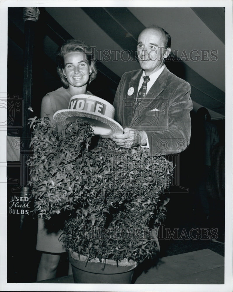 1968 Press Photo Show Director Carlton B. Lees & Mrs. Kevin B. White - Historic Images