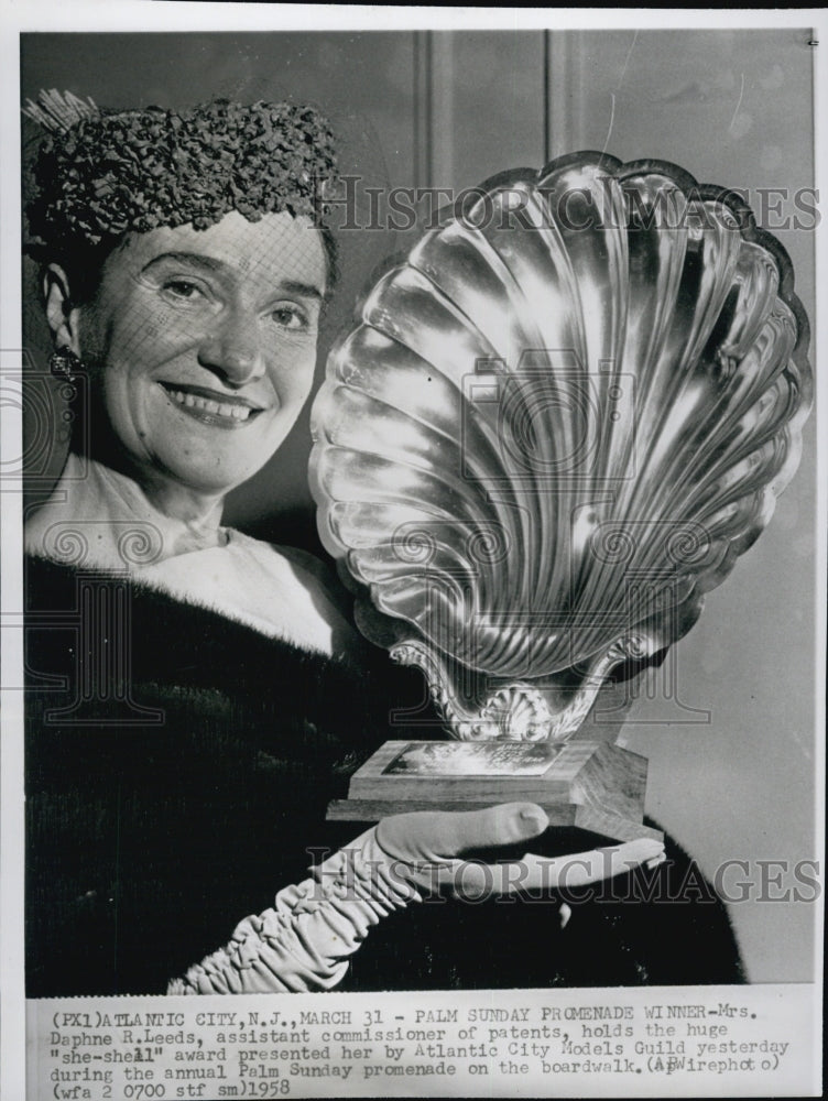 1958 Press Photo Mrs. Daphne R. Leeds Assistant Commissioner Of Patents - Historic Images