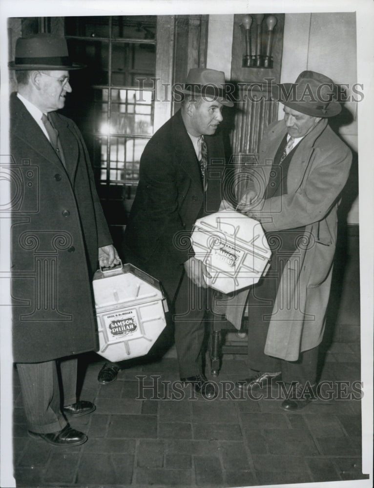 1950 Press Photo Deputies Ovila Pichette &amp; WM H. Quigley Receiving Film From Rep - Historic Images