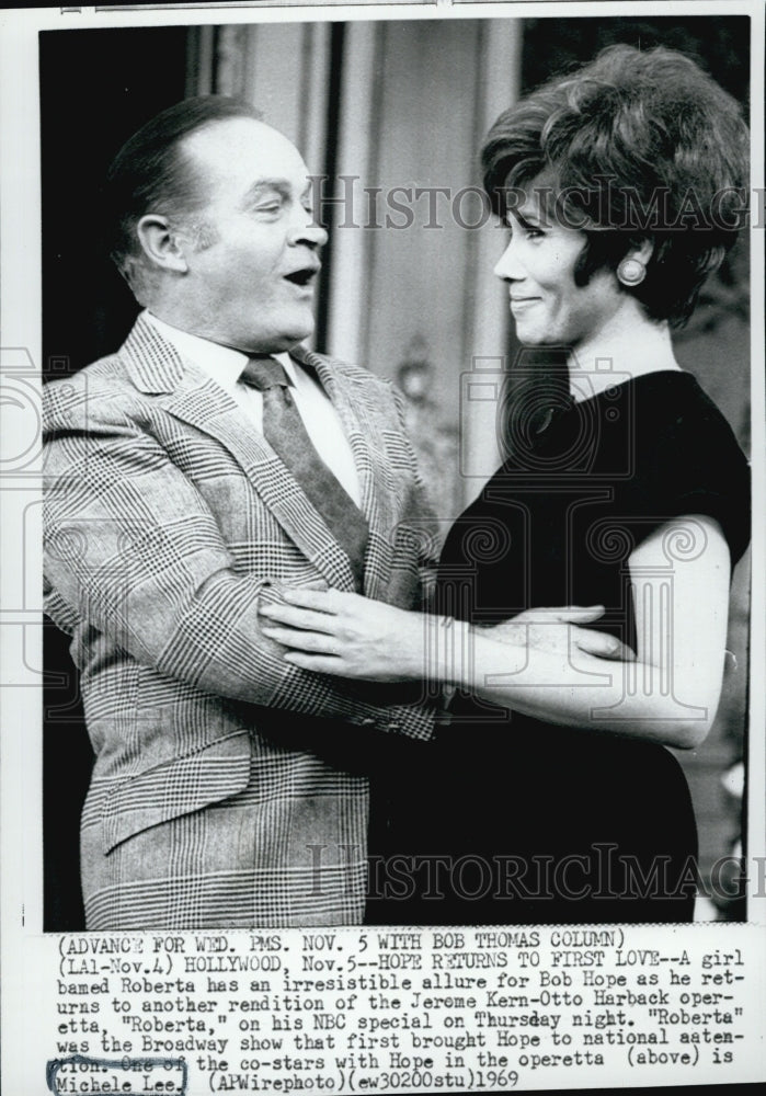 1969 Press Photo Actress Michele Lee &amp; Bob Hope In Roberta - Historic Images