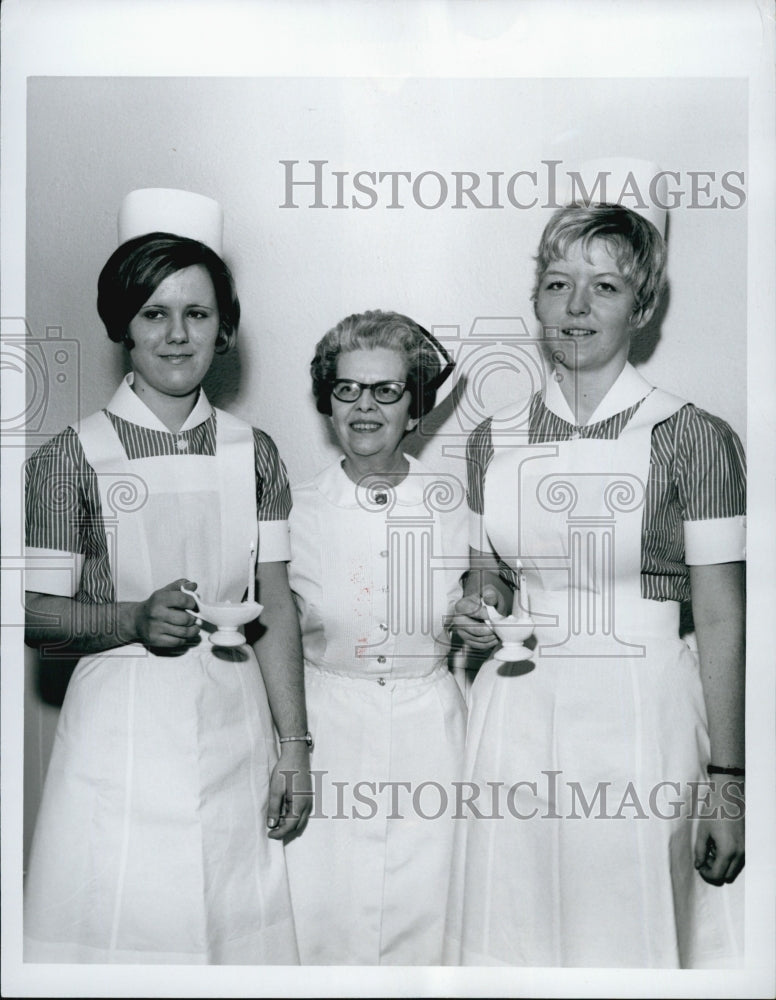 1970 Press Photo Paula Garvey, Judith Peterson, Elizabeth Gould of NEBH - Historic Images