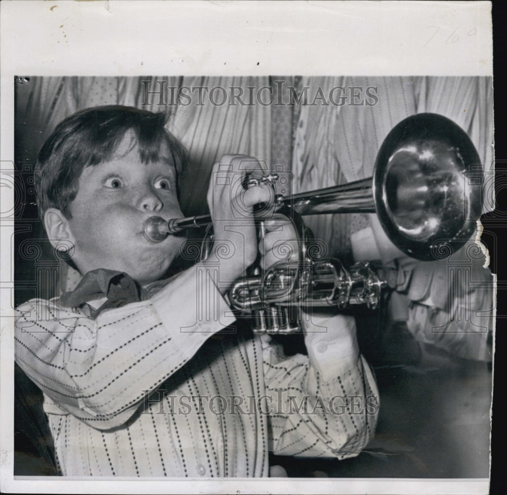 1958 Press Photo Eddie Hodges, folk singer, blows on horn in his dressing room. - Historic Images