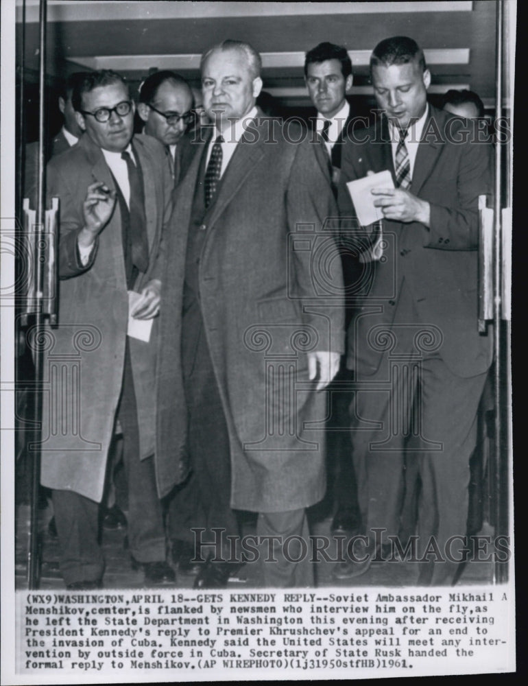 1961 Press Photo Soviet Ambassador Mikhail Menshiov with newsmen - Historic Images
