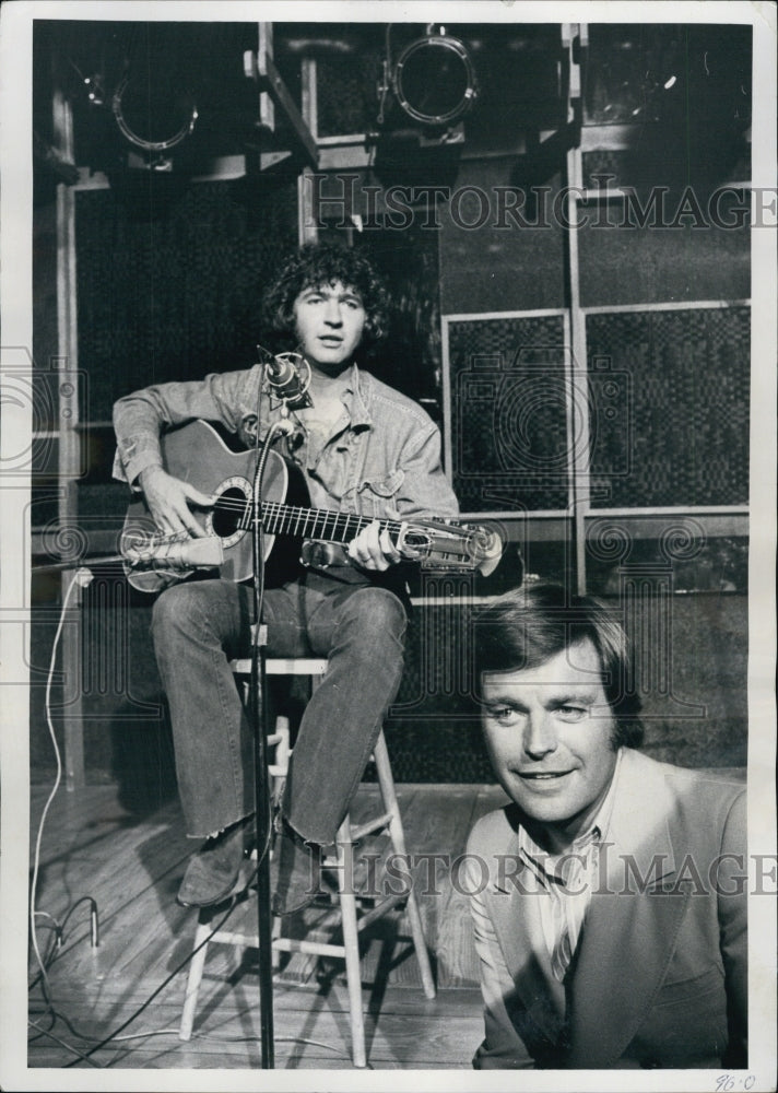 1972 Actor Robert Wagner &amp; singer Mac Davis - Historic Images