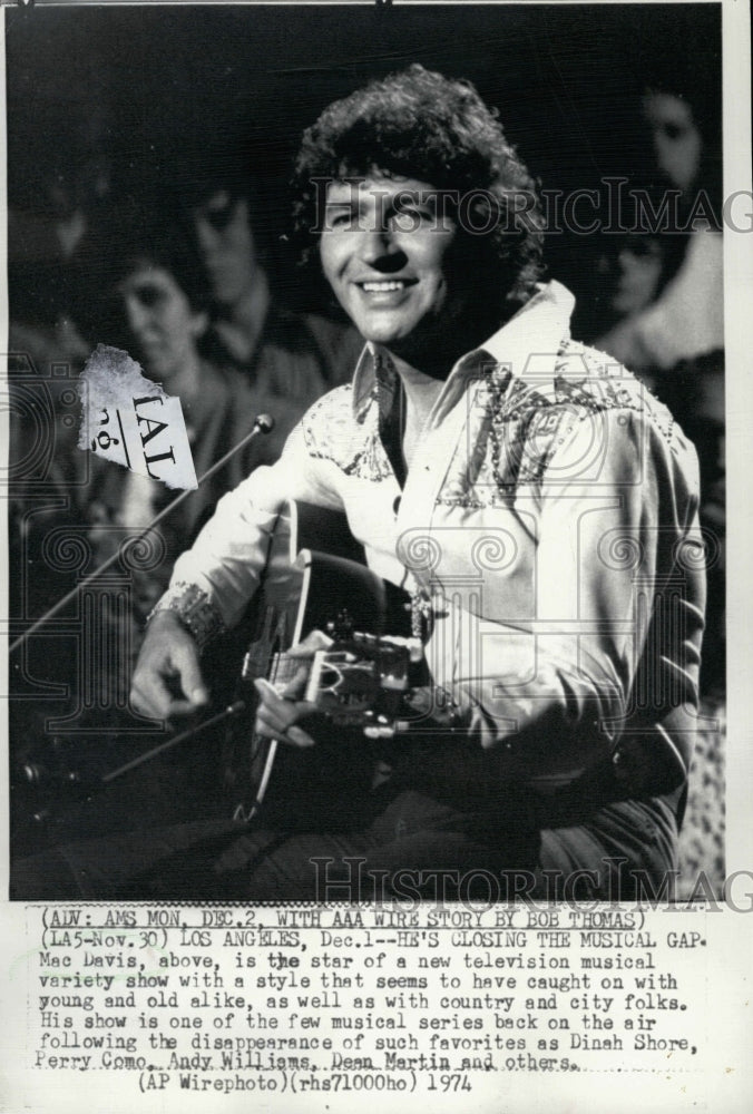 1974 Press Photo Musical star Mac Davis on stage - Historic Images